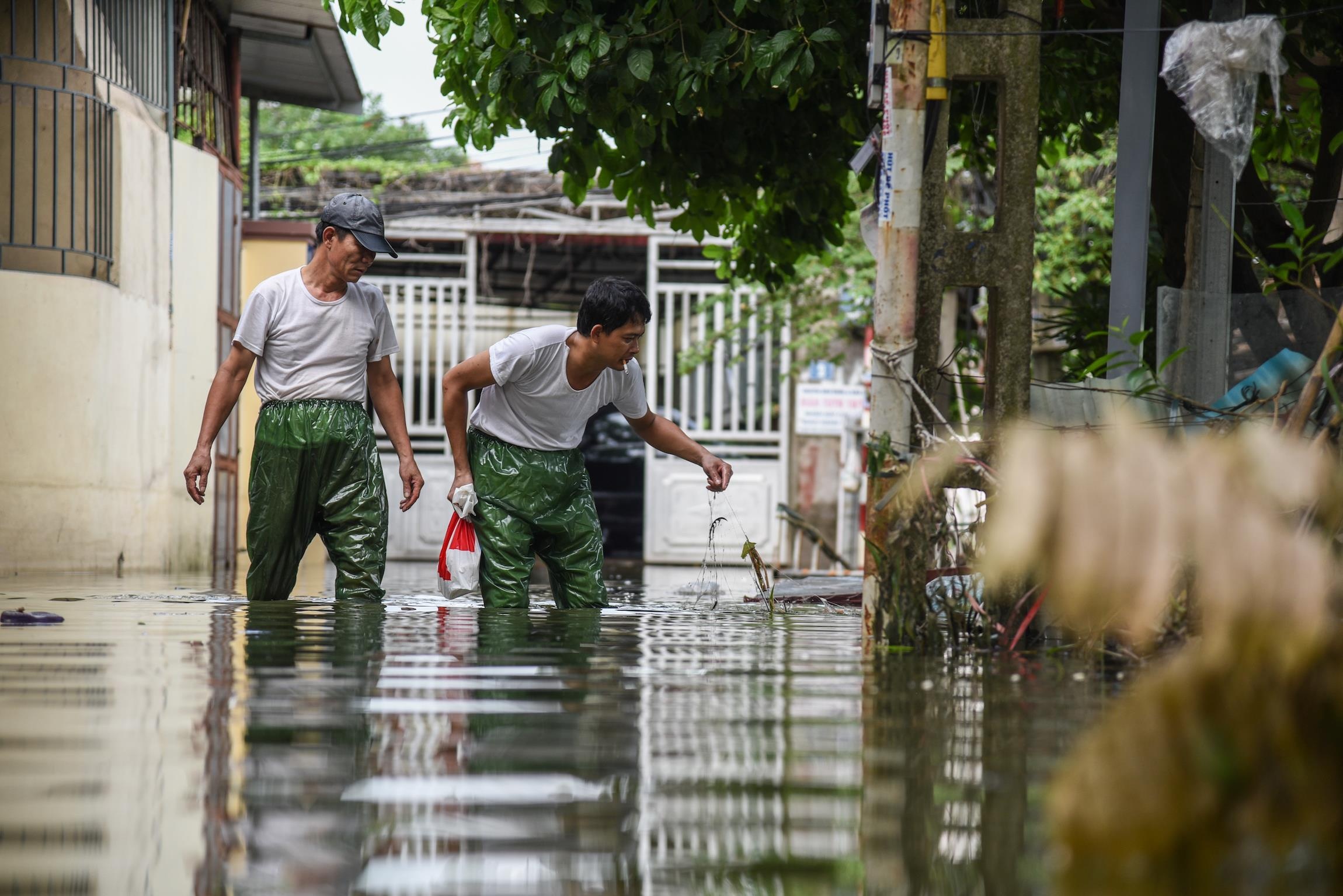 Con pho giua Ha Noi ngap ung nhieu ngay anh 9