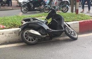 Dam vao cay do tren pho, thanh nien di xe may tu vong hinh anh