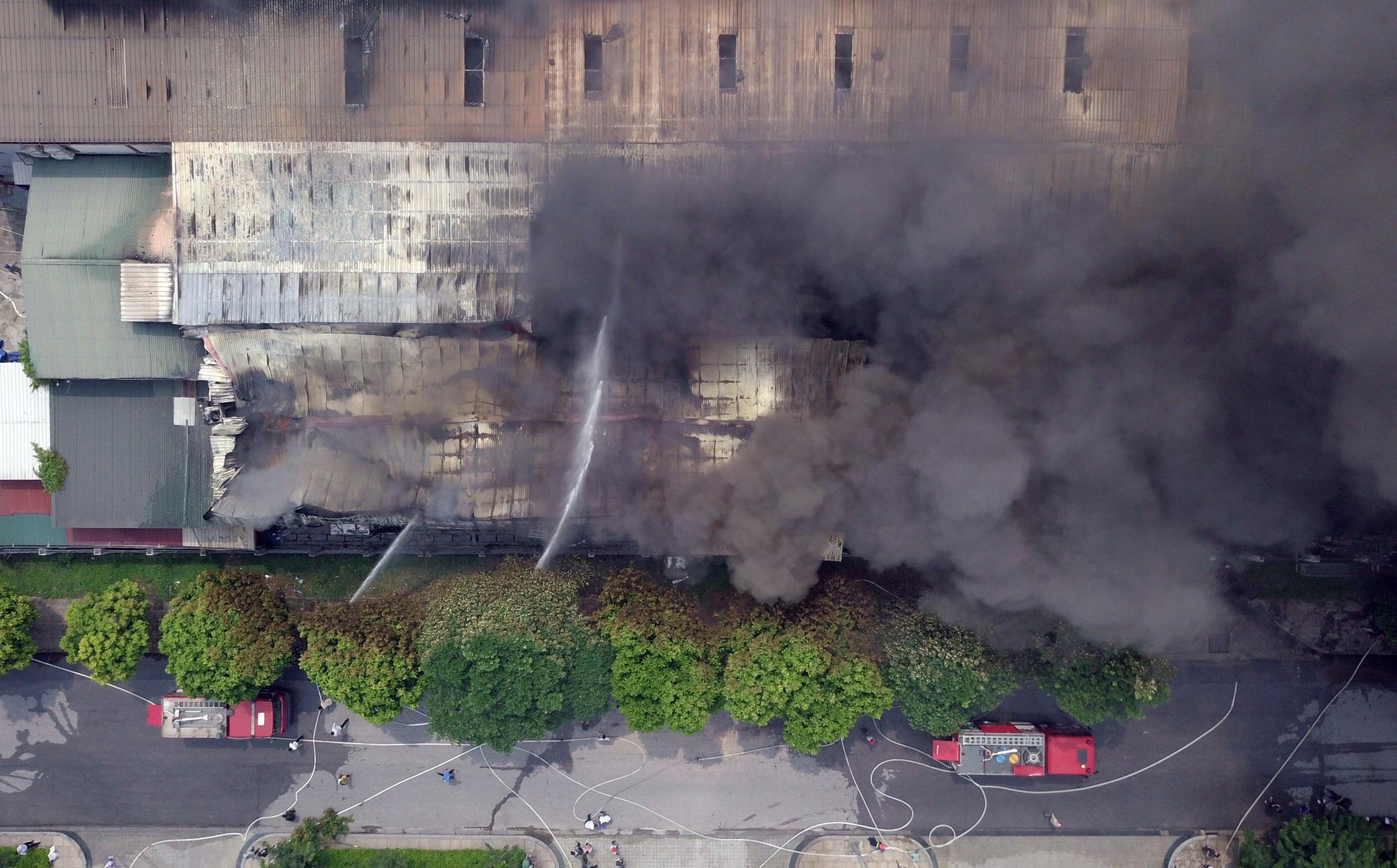 Toan canh vu chay nha xuong sat Aeon Mall hinh anh