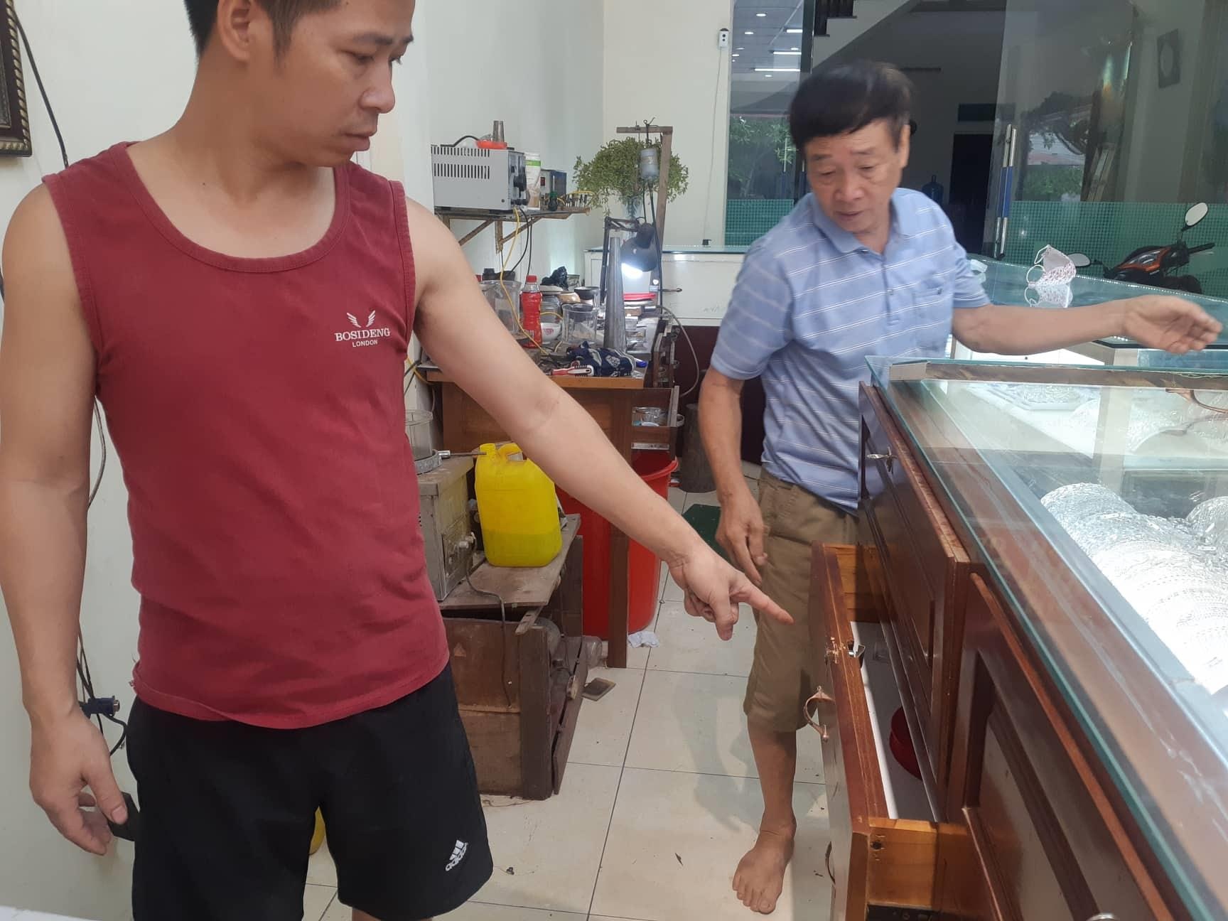 tiệm vàng bị trộm mất 1, 8 tỷ ảnh 2 tiem vang bi trom mat 1, 8 ty anh 2