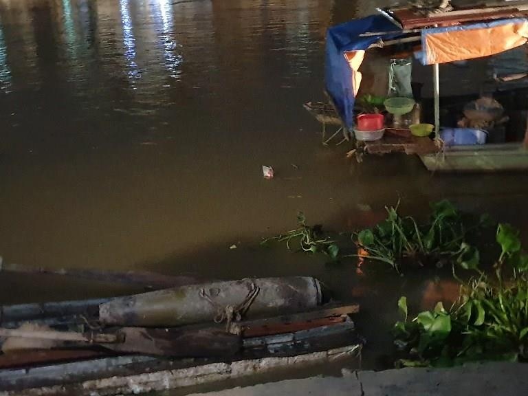 Phat hien bom nang hon 100 kg duoi long song Tam Bac hinh anh