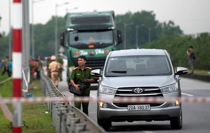 Cong an thuc nghiem hien truong vu xe container dam Innova di lui hinh anh