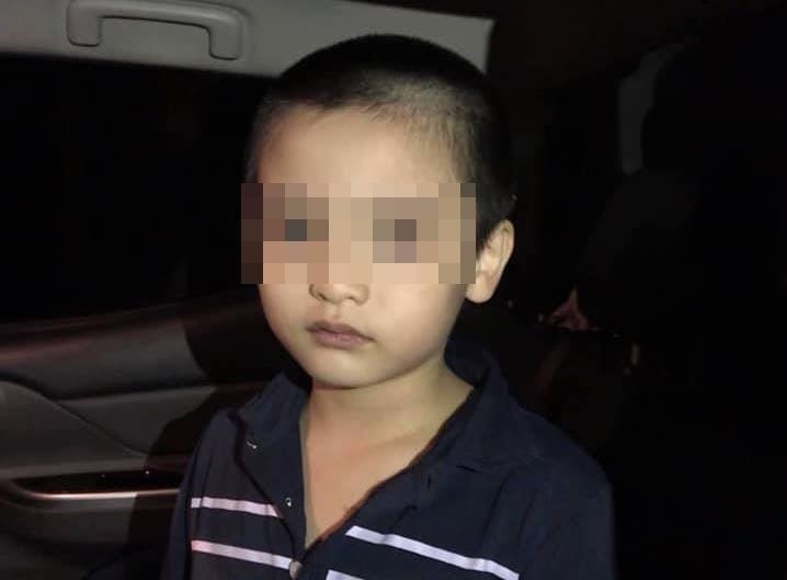 Lac bo o sieu thi Big C, be 6 tuoi di bo len cao toc vanh dai 3 hinh anh