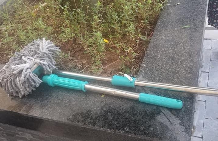 Be 16 thang bi choi roi trung dau anh 2