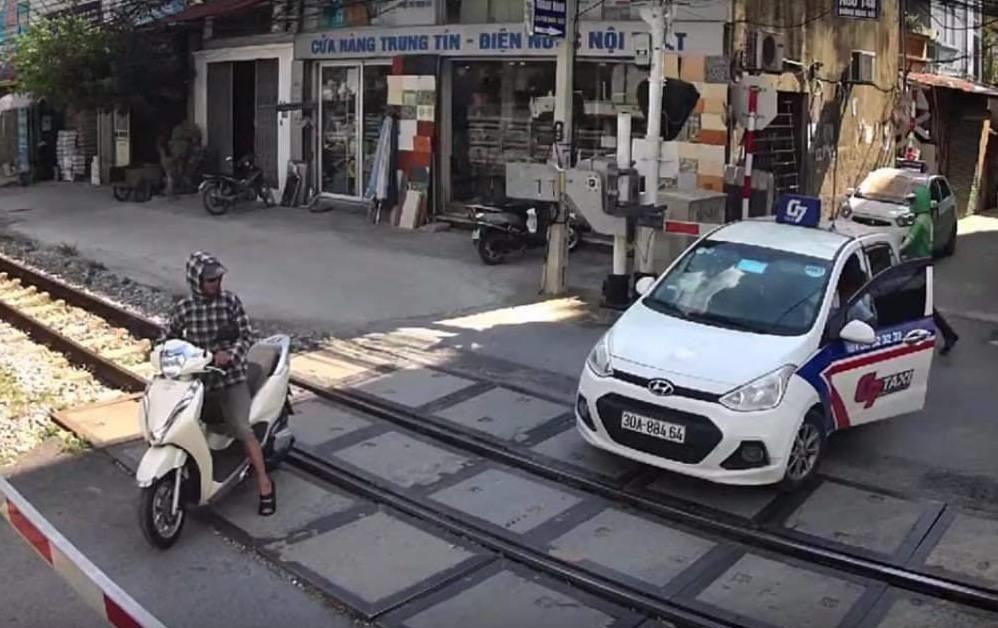 phạt 1, 6 triệu vì vượt đường tàu có chắn ảnh 1 phat 1, 6 trieu vi vuot duong tau co chan anh 1