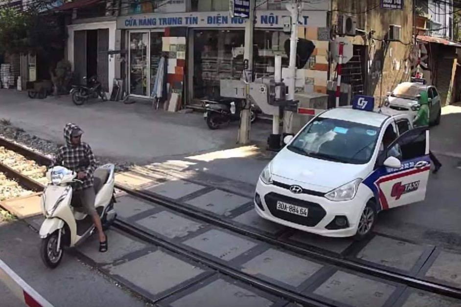 Co tinh vuot rao chan tau hoa, tai xe taxi bi phat nguoi 1,6 trieu hinh anh