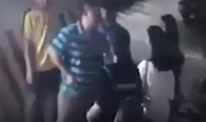 Camera ghi canh co gai bi sam so o chung cu Mipec Long Bien hinh anh