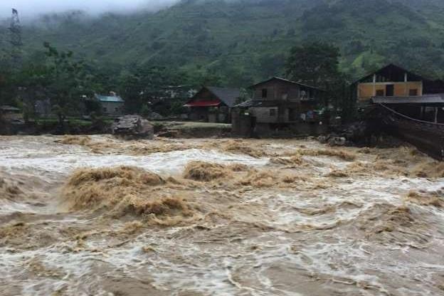 Vo chong cung con gai 7 tuoi bi lu cuon troi hinh anh