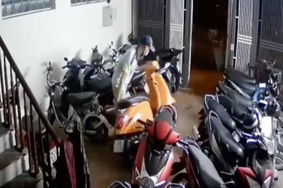 Camera ghi canh nhom trom dot nhap chung cu, cuom 5 xe may hinh anh