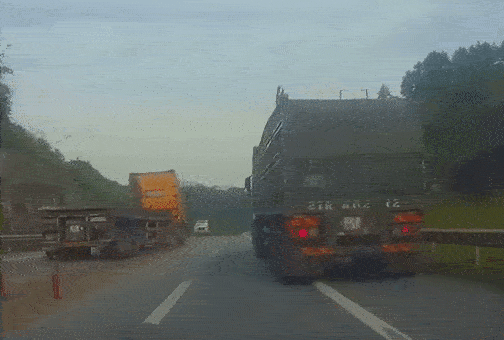 Tai xe xe dau keo vuot au tren cao toc bi tuoc bang lai hinh anh