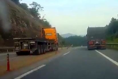 Tước GPLX vì đi ngược làn cao tốc ảnh 1 Tuoc GPLX vi di nguoc lan cao toc anh 1