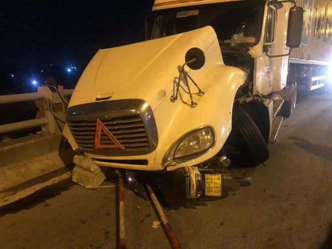 Tai xe container dam vang nguoi xuong song Hong ra cong an trinh dien hinh anh