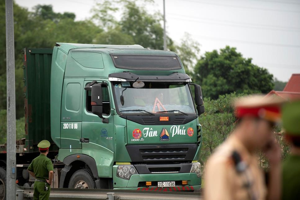 Xe container tung thuc nghiem vu Innova di lui vua tong chet nguoi hinh anh