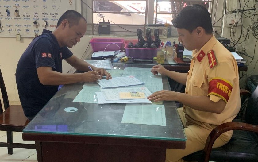 Xe Kia chắn đường xe cứu hoả ảnh 1 Xe Kia chan duong xe cuu hoa anh 1