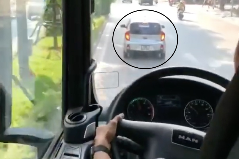 Xe Kia chắn đường xe cứu hoả ảnh 1 Xe Kia chan duong xe cuu hoa anh 1