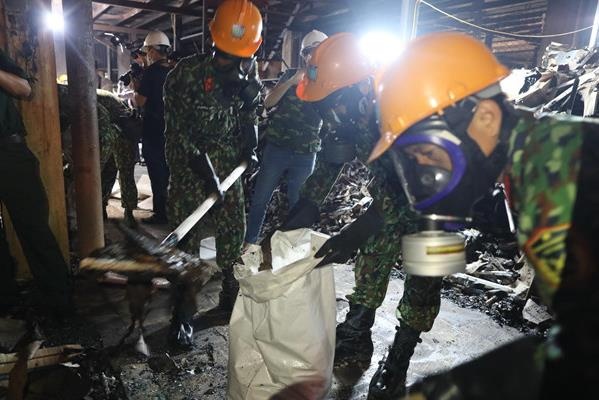 Hon 1.000 tan chat thai duoc thu gom sau vu chay Rang Dong hinh anh