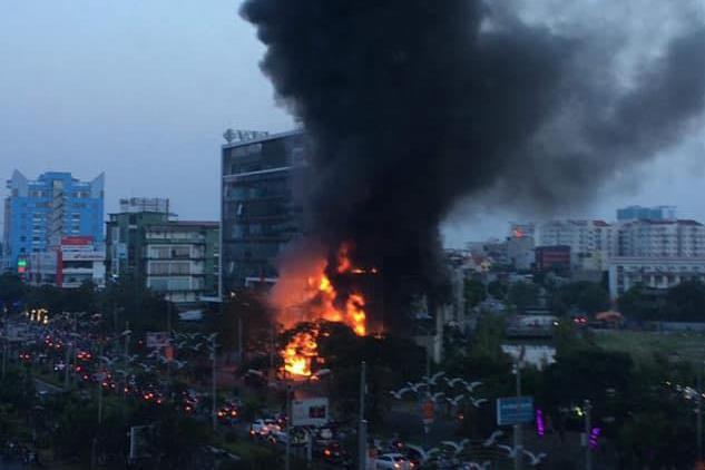 Lua bao trum trung tam dien may 4 tang o Hai Phong hinh anh