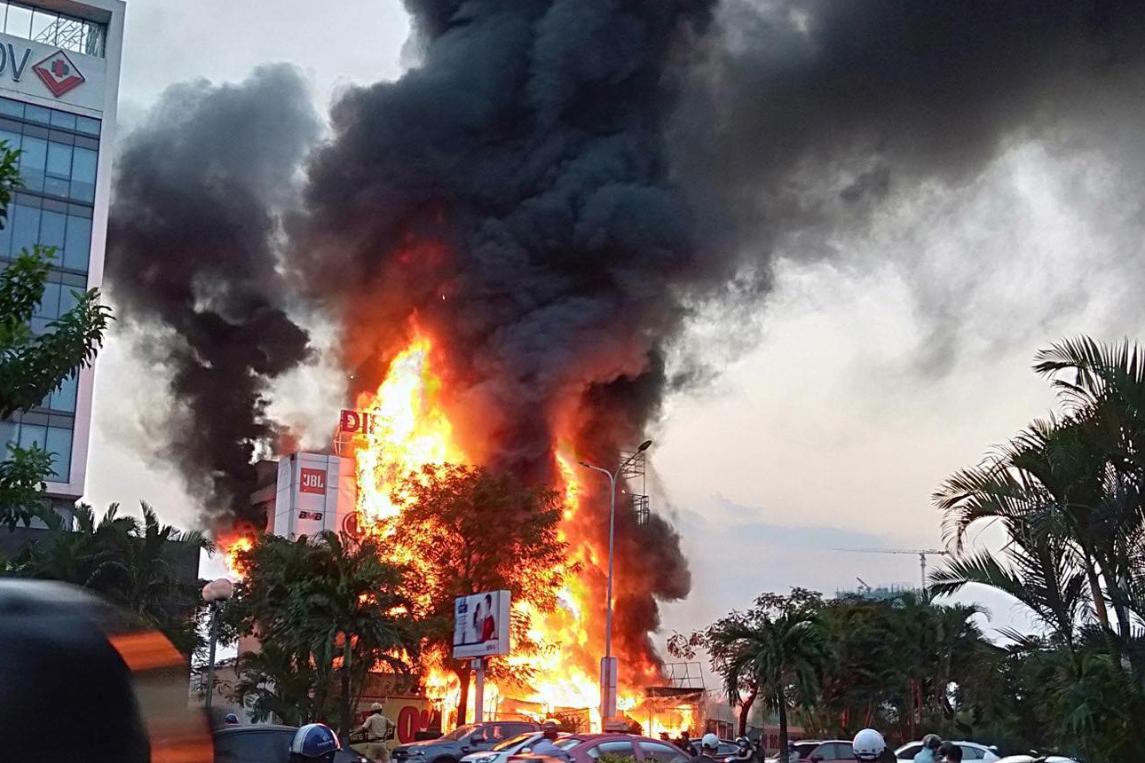 Cháy trung tâm điện máy Hoàng Gia ảnh 1 Chay trung tam dien may Hoang Gia anh 1