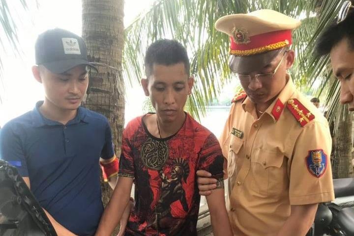 Canh sat vay rap bo doi mang hang cam giua pho hinh anh