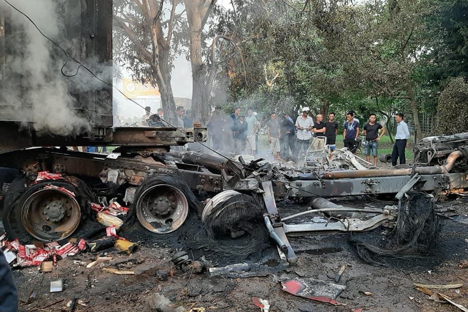 Xe container dam goc cay, tai xe tu vong trong cabin boc chay hinh anh