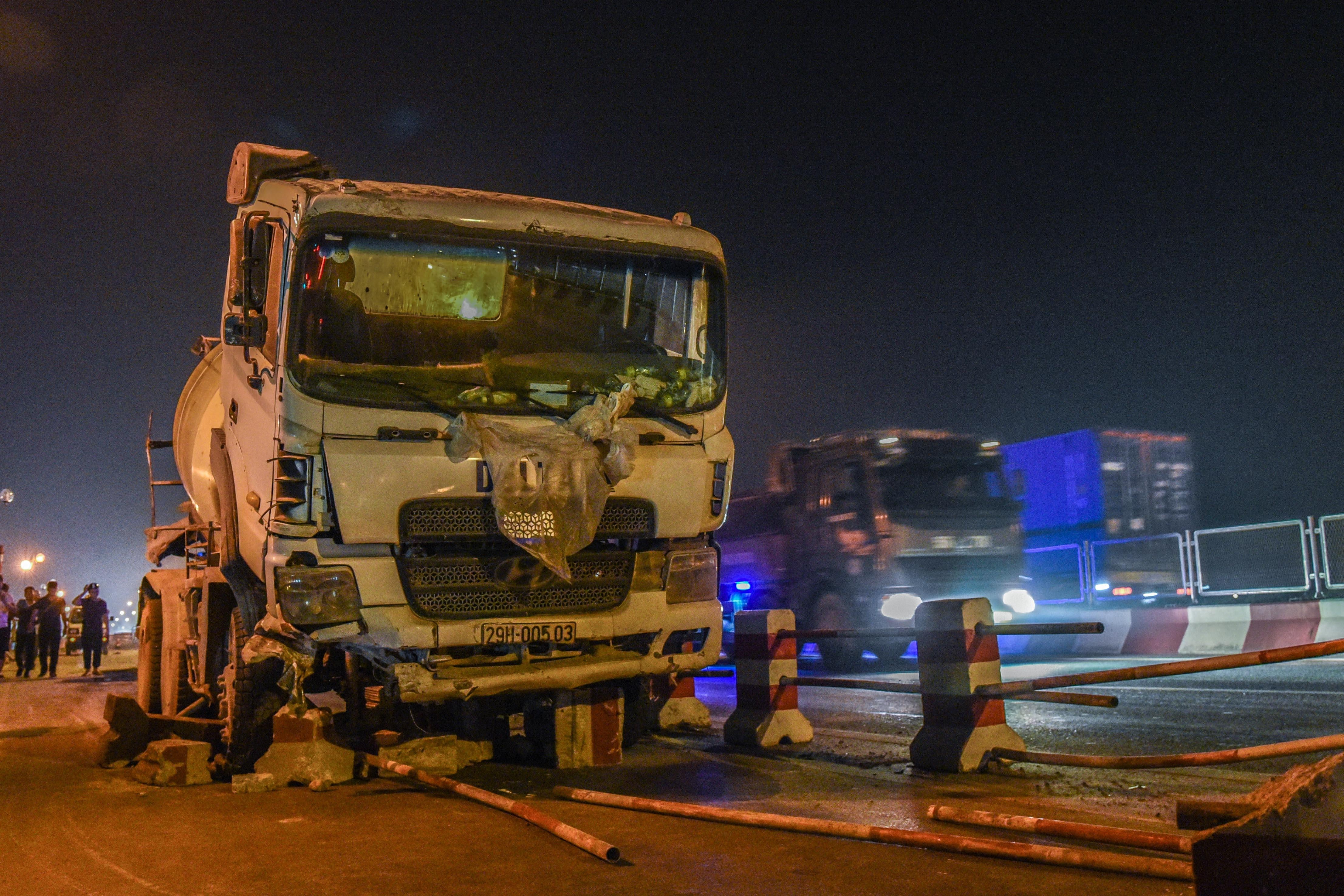 Xe bon no lop, huc dai phan cach khien 4 nguoi bi thuong hinh anh