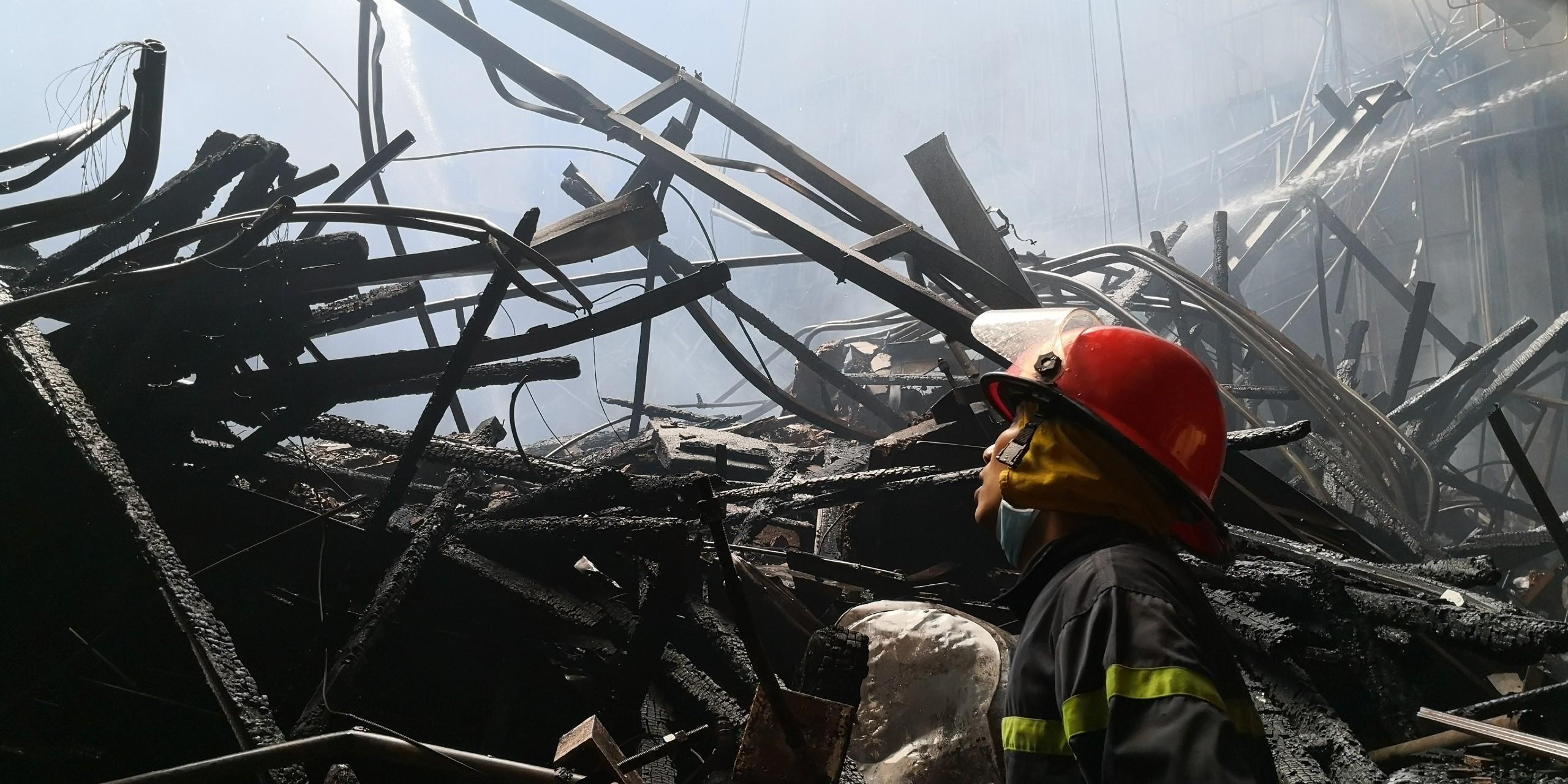 Hien truong san khau show Quang Ha trong Cung Viet Xo chay thanh than hinh anh