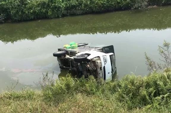 Xe tai cho com tong chet 2 hoc sinh hinh anh