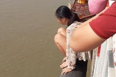 CSGT ngan nguoi me be con len cau Chuong Duong tu tu hinh anh