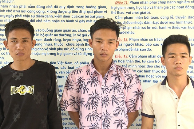 Nữ nhân viên karaoke bị giam lỏng ảnh 1 Nu nhan vien karaoke bi giam long anh 1