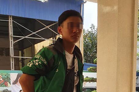 Tai xe GrabBike to nu hanh khach cuom iPhone X hinh anh
