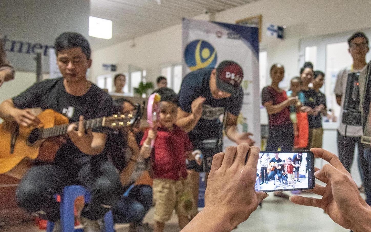 Sinh vien bao chi dong hanh cung benh nhi ung thu hinh anh
