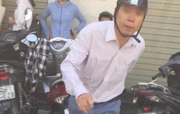 Chen ngang, tat phu nu o cot ATM, nguoi dan ong bi phat 2,5 trieu hinh anh