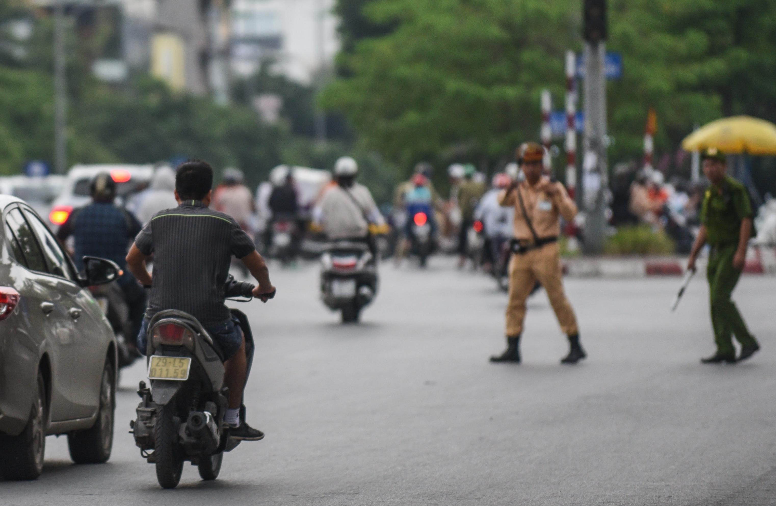 Tai xe xe may quay dau bo chay khi nhin thay CSGT lao ra hinh anh