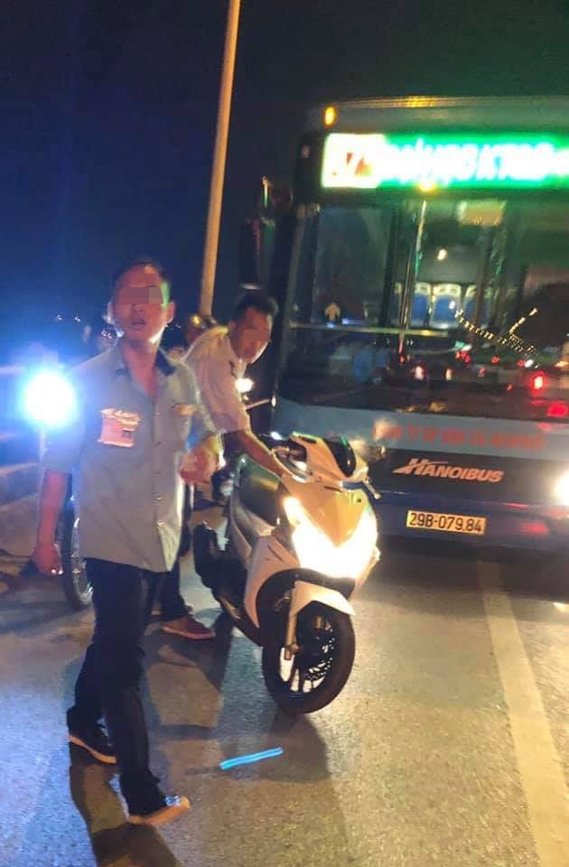 Tai xe va phu xe buyt danh dan anh 1