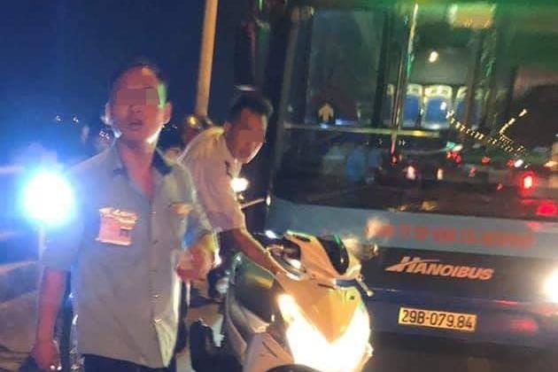 Dinh chi tai xe, phu xe buyt bi to danh nguoi hinh anh