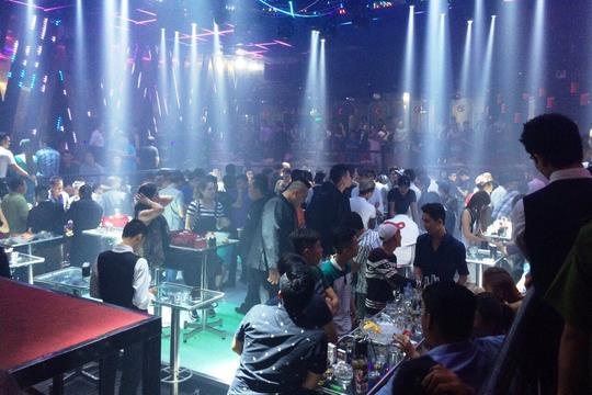 Cong an Ha Noi dot kich Star3 Club, tam giu gan 200 nguoi hinh anh