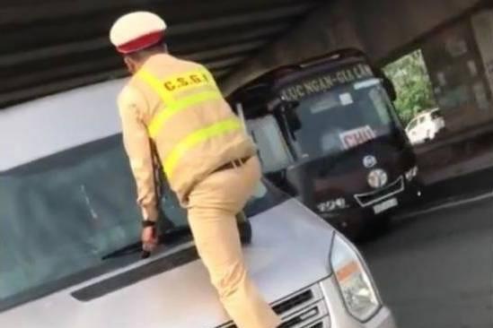 CSGT bam dau xe khach bo chay khi vi pham giao thong hinh anh