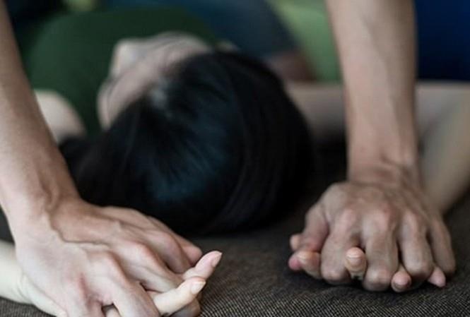 Thieu nu 14 tuoi tu tu, to ban nhau cuong buc hinh anh