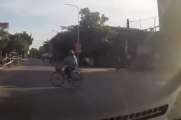 Oto phanh gap ne nguoi qua duong dot ngot hinh anh