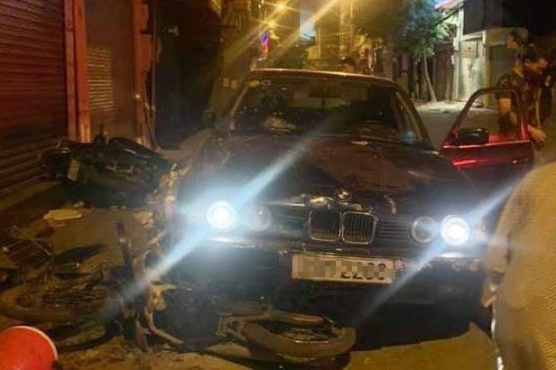 Lai xe BMW dam 5 nguoi bi tam giu hinh su hinh anh