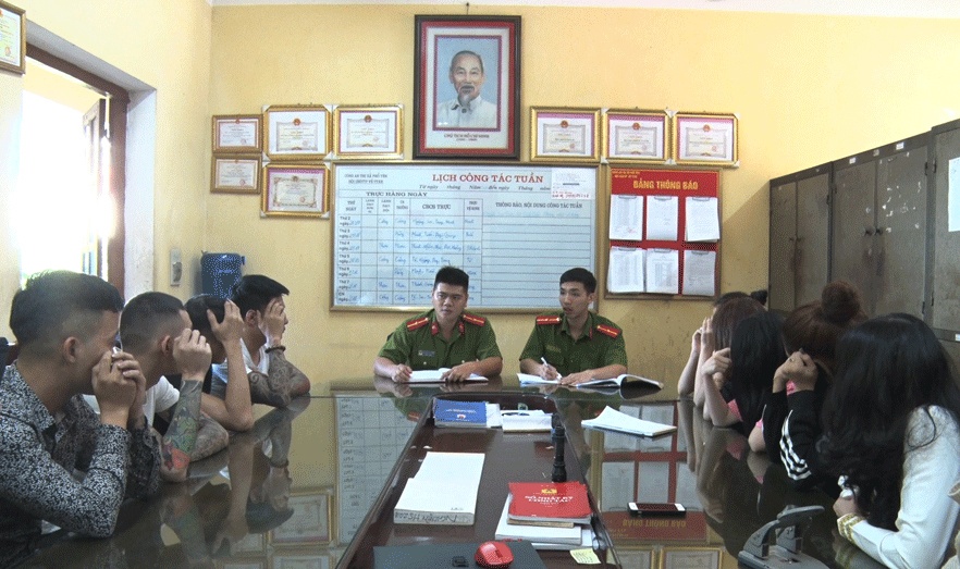 12 người bay lắc trong quán karaoke ảnh 1 12 nguoi bay lac trong quan karaoke anh 1