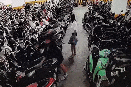 2 co gai nhanh nhau trom mu bao hiem hinh anh