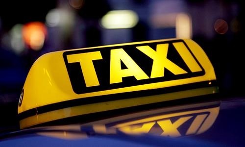 Tai xe taxi du 'chat chem' khach Tay bi phat 14,7 trieu dong hinh anh