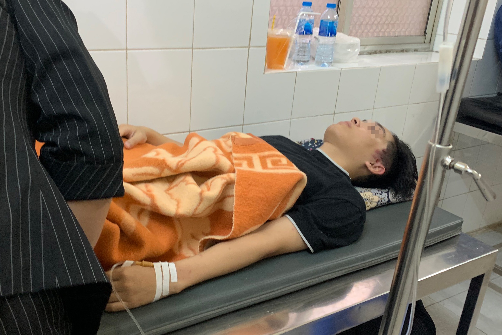 Nam sinh qua nguy kich sau khi bi nguoi roi tu tang 13 de trung hinh anh