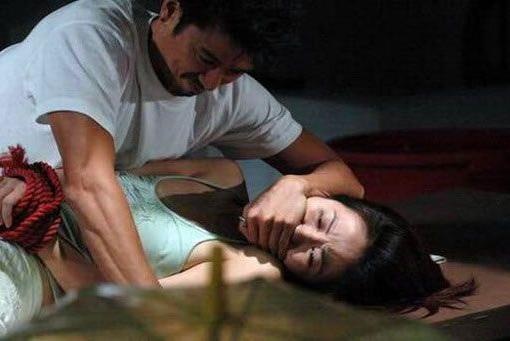 Bat ga cam dao khong che co gai de cuop, hiep dam hinh anh