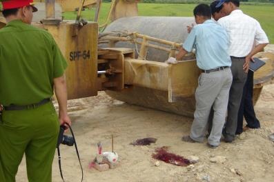 Di bo o duong dang thi cong, mot nguoi bi xe lu can chet hinh anh