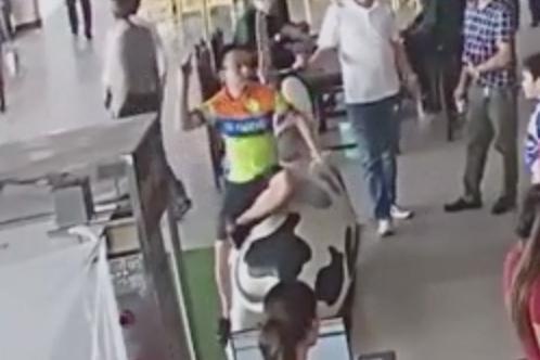 Con trai lay do khong tra tien, bo danh nhan vien hinh anh