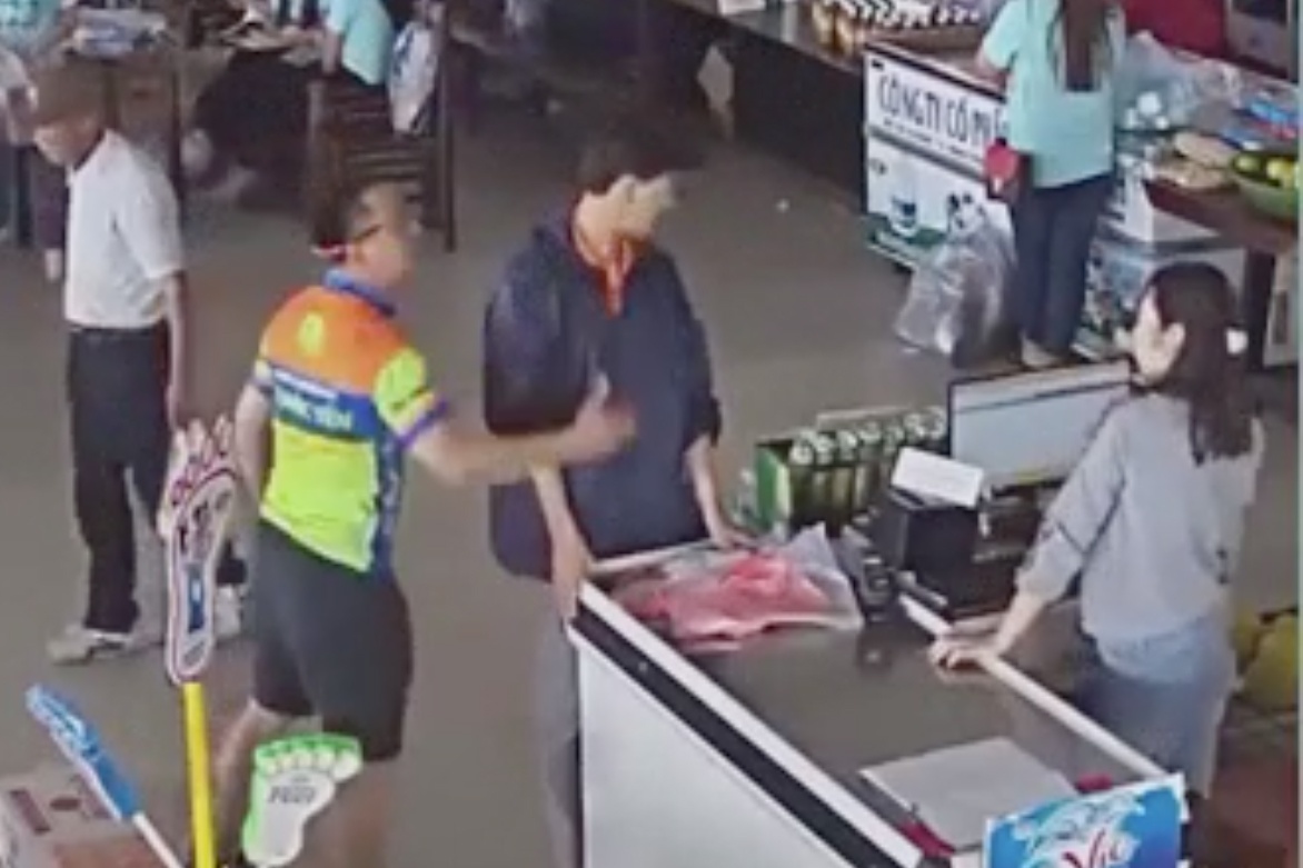 Danh nhan vien cua hang anh 1