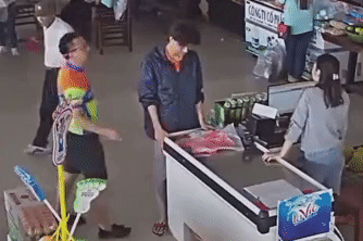 Nguoi dan ong tat nhan vien vi bi nhac tra tien mua do hinh anh