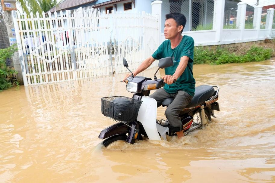 Truong hoc, duong pho bi ngap sau bao so 6 hinh anh